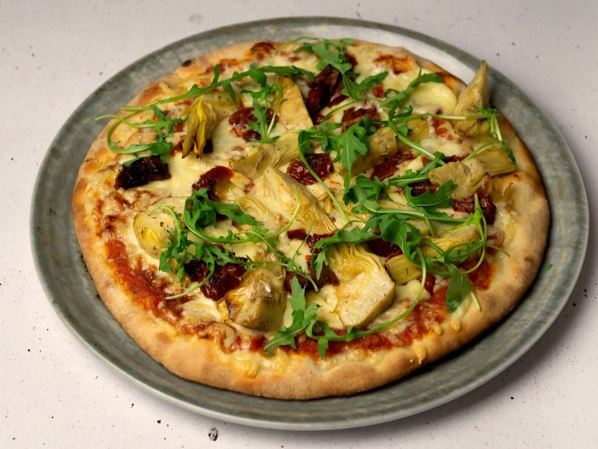 Artichoke pizza with sun-dried tomatoes and rocket