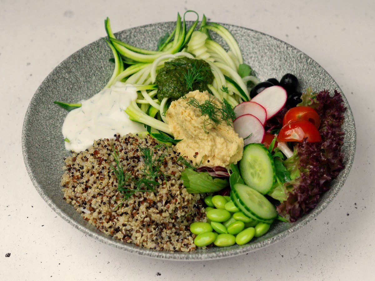 Quinoa bowl with courgette, hummus and edamame